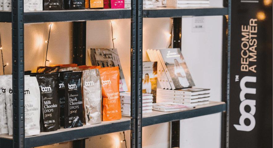 La satisfacción del cliente es nuestro mayor valor. Queremos que nuestros productos sean realmente sabrosos, útiles y de la mejor calidad indiscutible. Escuchamos lo que quieres y trabajamos duro cada día para desarrollar nuevos productos, nuevas colaboraciones, expandirnos a tiendas físicas y entregar los productos rápidamente en la cocina de tu casa. ¿Qué sería del mundo sin chocolate, pasteles y otros postres? ¿Tienes curiosidad por saber quiénes somos? Haga clic aquí para conocer al equipo de Chocolate.