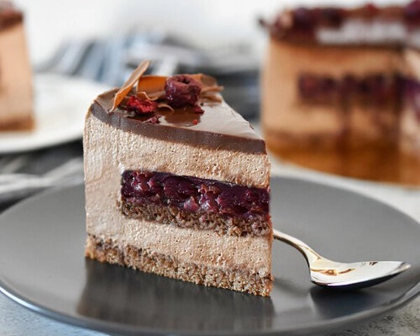 tarta de chocolate y cerezas ácidas