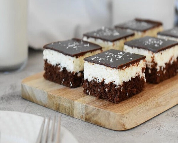 cuadrados de chocolate con coco y crema agria