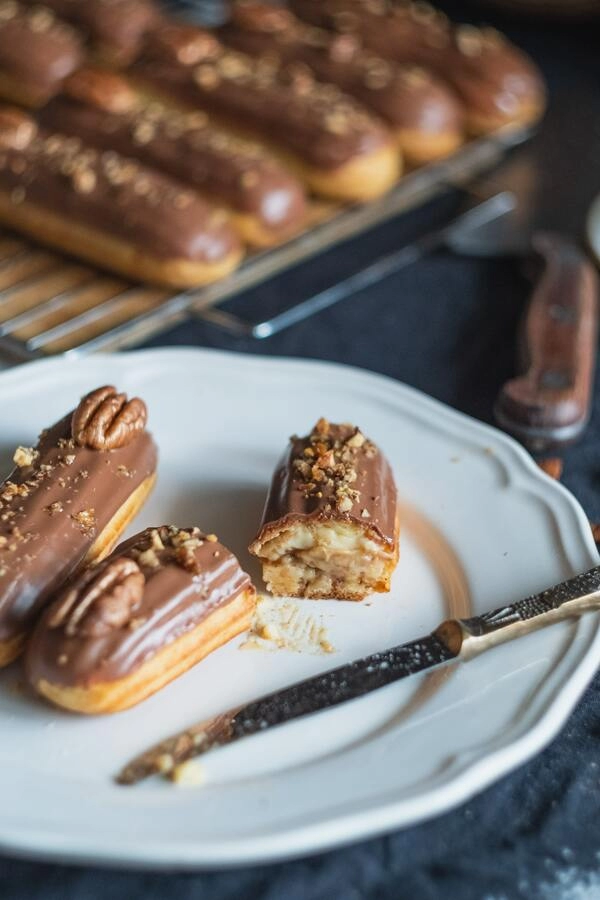 eclairs con crema de plátano caramelizada