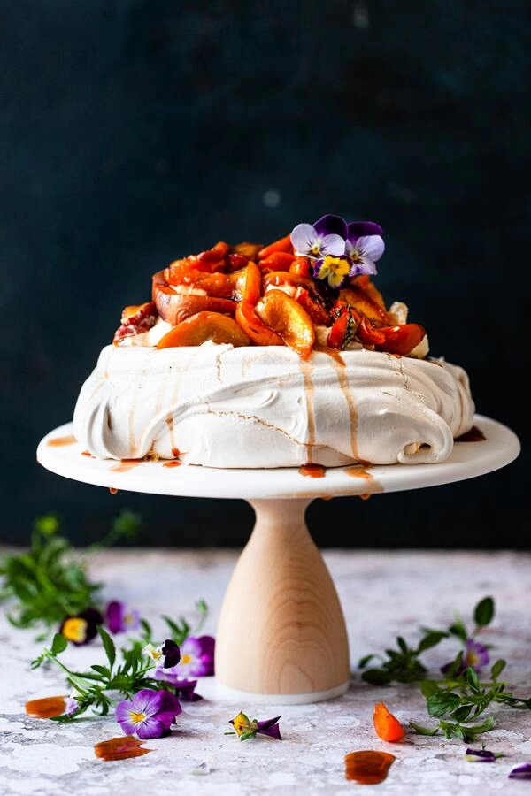 tarta pavlova con frutas de invierno